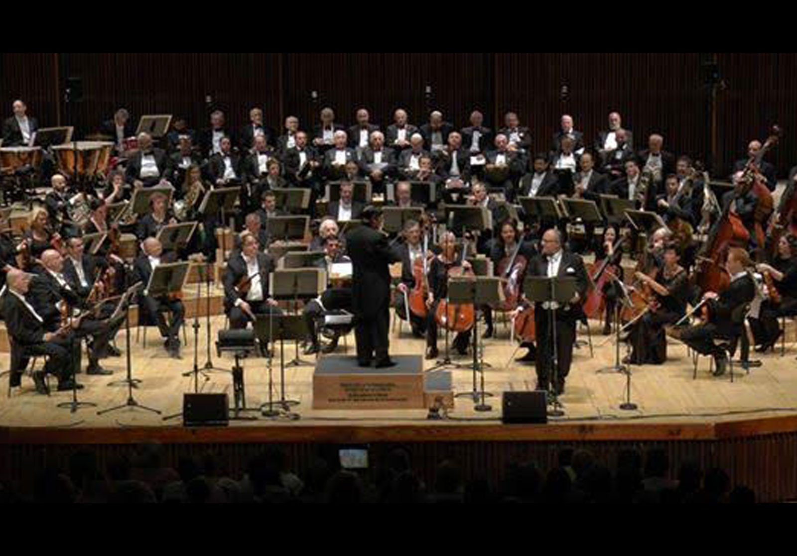 sldr_Performing_with_Israeli_Philharmonic_Orchestra