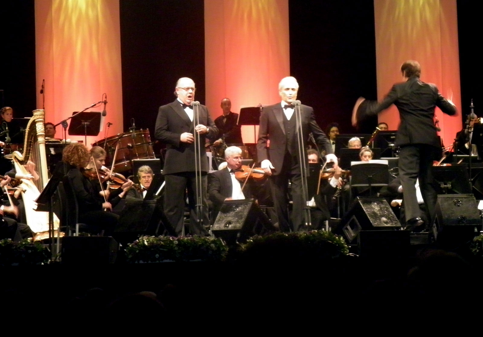 sldr_Performing_with_Jose_Carreras_March_2009